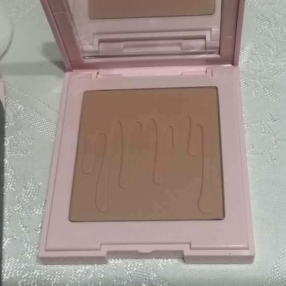 Kylie Jenner Bronzing Powder in Tequila Tan - Picture 7 of 7